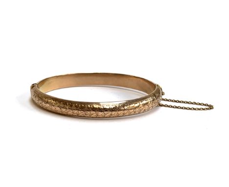 A 9ct gold bangle, engraved with foliate design, hallmarked Birmingham 1919, 9.6g 