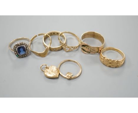 Four assorted 9ct gold rings, a 9ct gold heart pendant and a 9ct and paste set ring, gross 8.3 grams, an Edwardian 18ct gold 