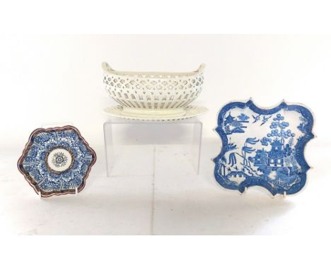 A Worcester Royal Lily Pattern tea pot stand , blue crescent back stamp, C1780
Measures 15 cm across
Condition: Good

A Pearl