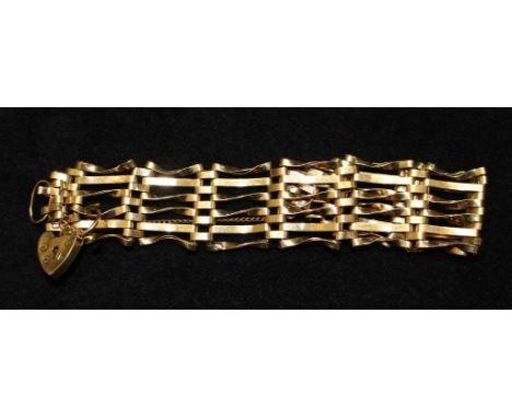 A 9ct gold gate bracelet with a heart padlock. Approximate weight 11.5 grams.