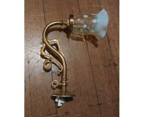 A Single wall hanging Arts and Crafts style brass light fitting with yellow Vaseline glass shade
32 cm drop

Condition Good U