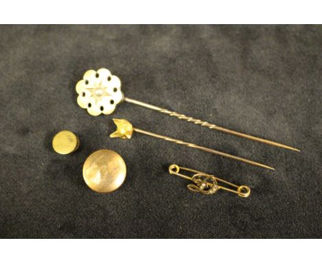 Joblot of unmarked yellow and rose gold coloured metal stick pins and 9ct Gold hallmarked 'D' letter seed pearl brooch etc.&n