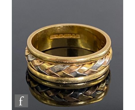 An 18ct hallmarked wedding ring with a central three coloured gold rope twist detail, weight 5.2g, ring size L. 