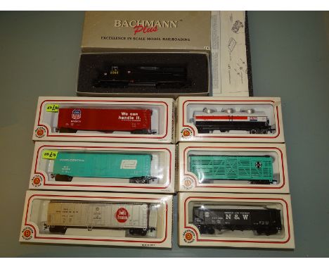HO GAUGE MODEL RAILWAYS BACHMANN AMERICAN OUTLINE GP35 DIESEL LOCOMOTIVE - together with 6 American wagons - VG in G boxes (7