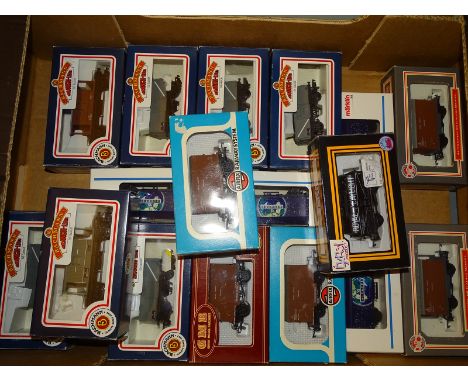 TRAY OF BOXED OO AND HO GAUGE WAGONS BY BACHMANN, AIRFIX, DAPOL AND MARKLIN - VG in G/VG boxes (17)