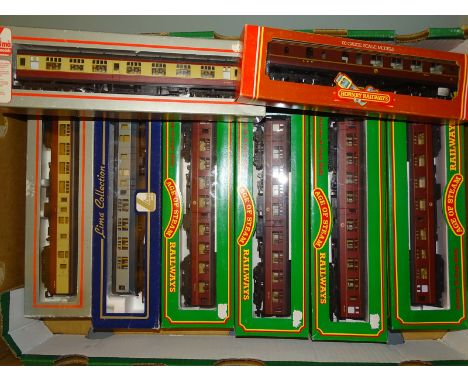 OO GAUGE MODEL RAILWAYS QUANTITY OF COACHES MOSTLY BY LIMA - some in replacement boxes - VG in G/VG boxes (8)