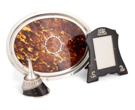λ An Edwardian silver-mounted tortoiseshell cigar table lighter,by Grey &amp; Co, London 1908,in the form of a horse's hoof w