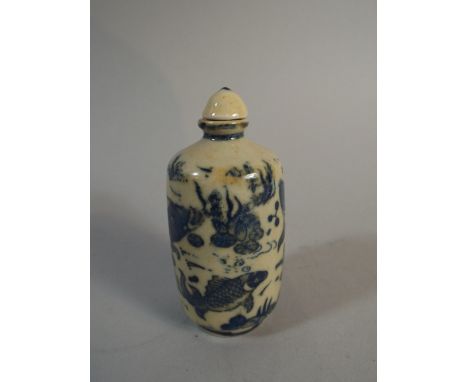 A Chinese Blue and White Ceramic Snuff Bottle with Fish Decoration, Character Mark to Base 