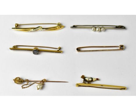 Five gold and yellow metal bar brooches to include a 15ct yellow gold brooch with enamelled chicken and baroque pearl decorat