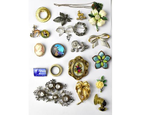 A quantity of mainly costume brooches to include a yellow and white metal bow brooch, numbered verso 1076, a yellow metal abs