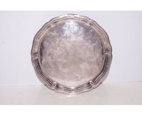 Silver salver by William Hutton &amp; Sons Ltd Sheffield. Diameter 21 cm Total weight 366g