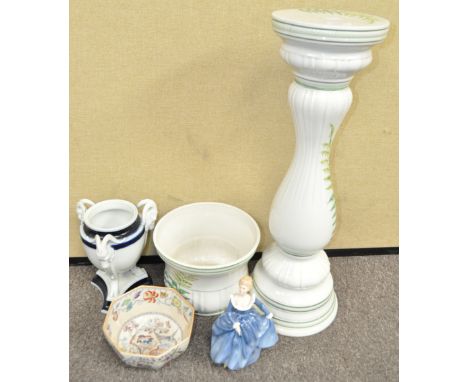 A jardiniere and other figures