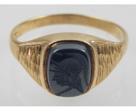 9ct yellow gold signet ring, engraved with head and shoulder portrait