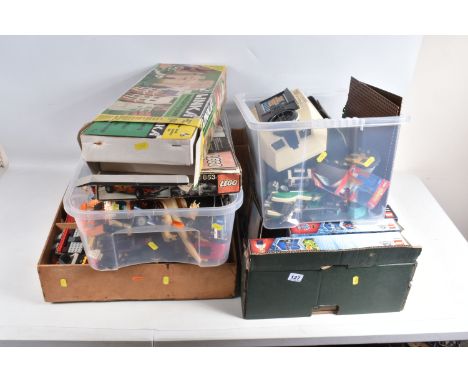 A COLLECTION OF LOOSE LEGO, BOXED LINKA BUILDING SET, AND AN UNBOXED BIGTRAK MOTORISED MODEL, some Lego boxes include a New T