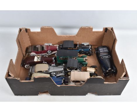 A COLLECTION OF UNBOXED FRANKLIN MINT 1:24 SCALE DIECAST MODEL VEHICLES, to include 1932 Cadillac V-16, a 1933 Duesenberg SJ 