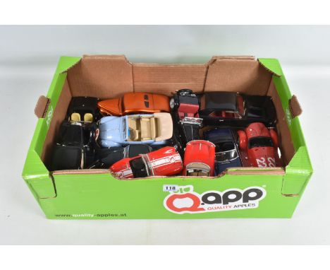 A COLLECTION OF UNBOXED VARIOUS SCALE DIECAST MODLE CARS, to include coupes, convertibles ranging from 1930s to 1990s makes a