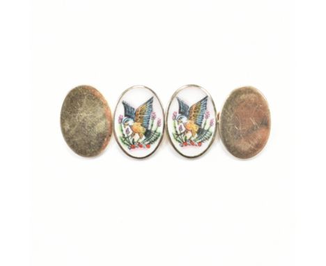 A pair of hallmarked 9ct yellow gold &amp; enamel cuff links. The cufflinks of chain style having oval heads &amp; tails, the