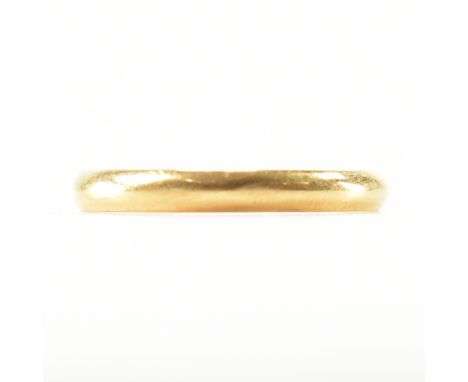 A hallmarked 22ct gold band ring.The ring in D form of approx 2.7mm. Hallmarked London 1958. Weight 2.53. Size approx R&nbsp;