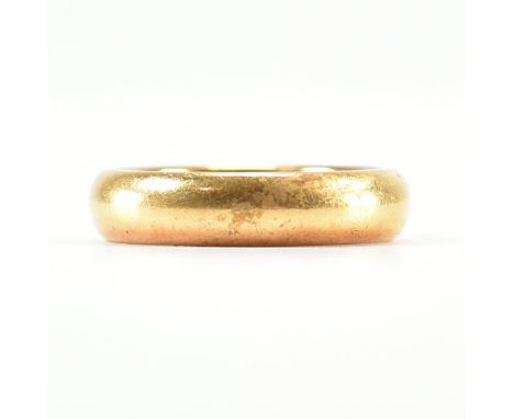 A hallmarked 22ct yellow gold band ring. The ring of rounded D form, hallmarked for Birmingham 1922, makers marks for W.M.&nb