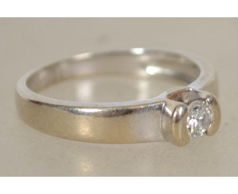 An 18ct white gold ladies single stone diamond ring approx 20pnts to the claw mounted diamond. Total weight 2.8g / Size K