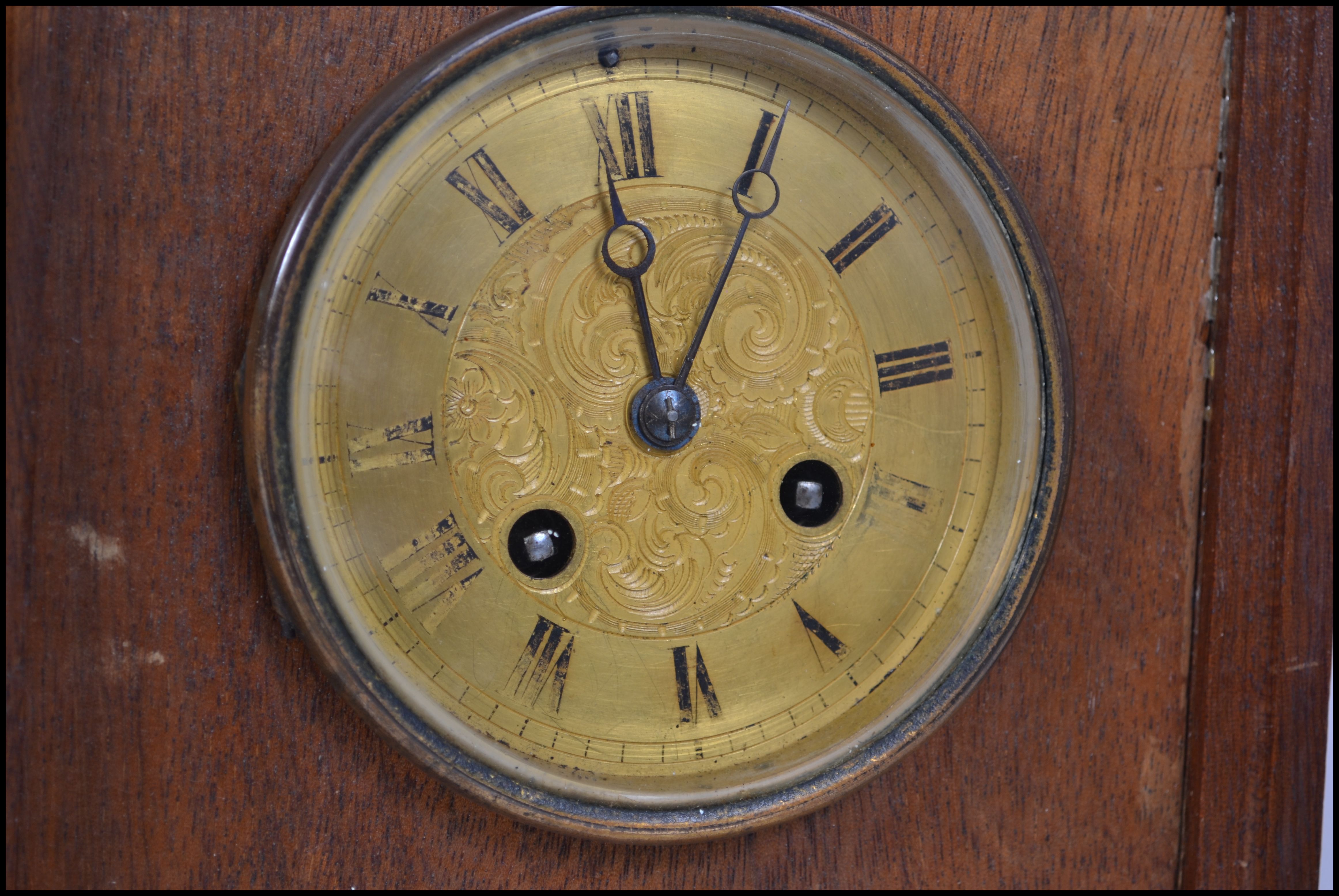 A late 19th / early 20th century mahogany cased mantle clock with a