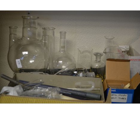 A good group of vintage scientific chemical / lab equipment to include glass tubing, Pyrex micro tubes, Pyrex B29 etc.
