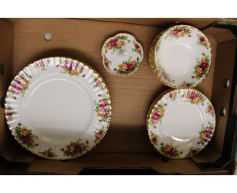 Royal Albert Old Country Roses pattern items, 6 dinner plates, 6 side plates, 6 oatmeal bowls and a ring holder (1 tray). 