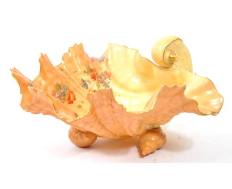 Royal Worcester - An early 20th Century china circa 1901 Grainger &amp; Co ivory blush bowl in the form of a shell with flora