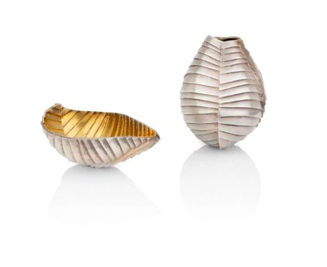  KEVIN GREY (BRITISH 1967-) SINEW BUD VASE AND SINEW BOWL, c.2012 each with maker's mark, hallmarked for Birmingham, 958 Brit