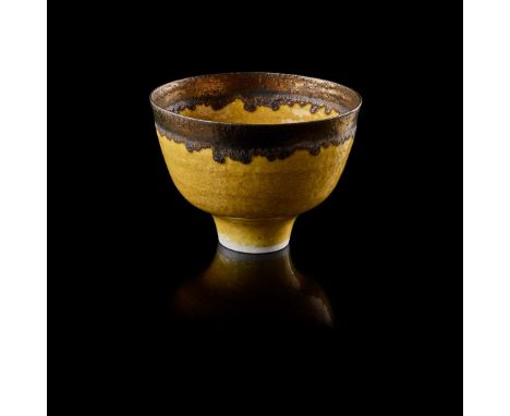  DAME LUCIE RIE D.B.E. (BRITISH 1902-1995) FOOTED BOWL, c.1980 impressed artist's seal, porcelain, yellow glaze with manganes