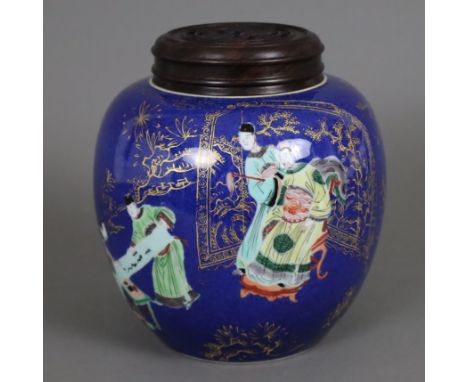 Schultertopf mit Holzdeckel - China, Qing-Dynastie, Porzellan, umlaufend auf der Wandung Figurenszene mit Würdenträger und Ka