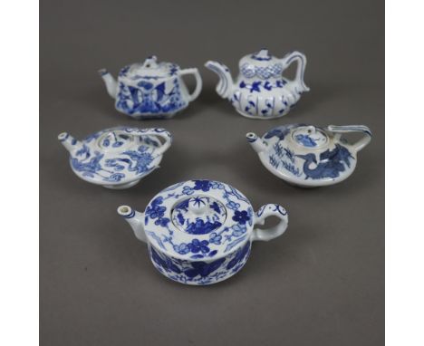 Konvolut Teekännchen - China 20.Jh., Porzellan mit blau-weißer Bemalung, diverse Formen und Dekore, alle mit retrospektiven B