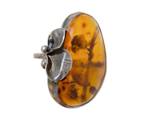 Early 1900s silver, ring with floral decorations and amber. Mesure 14  