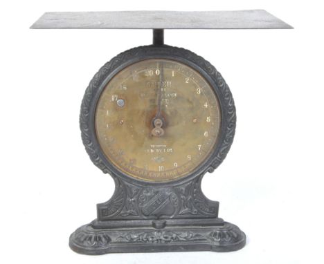 A vintage 20th century Salter trade spring balance scales - No 45T. Stamped British Made. To weight 20lb by 1lb. The scales h