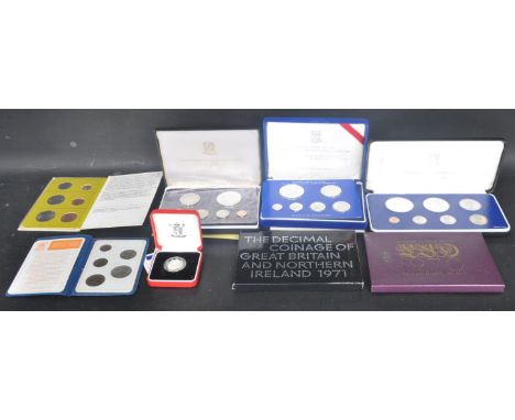 A collection of UK and international proof and uncirculated currency comprising of a Royal Mint 1993 United Kingdom Silver Pr