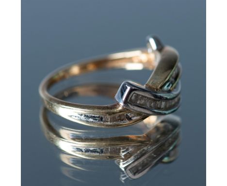 This beautiful ring features white and yellow 10k gold set with 0.20ct diamonds. Marked 10k inside the band. Size 7.5. Dimens