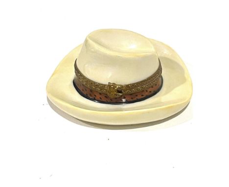 A charming, mini box celebrating the spirit of the Wild West in replica of a classic cowboy hat capturing the rugged and adve