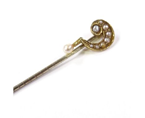 An Edwardian 15ct gold split-pearl question mark stick pin, overall length 55.6mm, 0.9gCondition Report: Good overall conditi