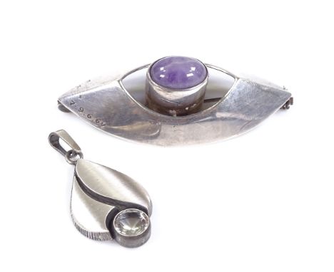 A Holger Lindstrom Finnish silver and amethyst marquise brooch, stylised form, maker's marks HGL, hallmarks Helsinki 1960, le