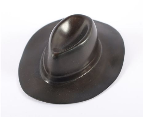 BRUNI, Bruno, "Hut", Bronze, L 10,5, unterseitig signiert, Gießermarke (ARA Kunst - Stierkopf)