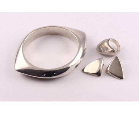 SCHMUCKSET, 925/ooo Silber, bestehend aus Armreif, Ring und einem Paar Ohrclipse, RG 48, Innendurchmesser 6, Nanna und Jorgen