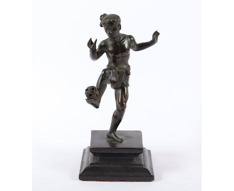 FIGUR, Bronze, braun patiniert, junger, einen Ball balancierender Mann, H 15,5, auf Holzsockel montiert, JAPAN, Meiji-Zeit