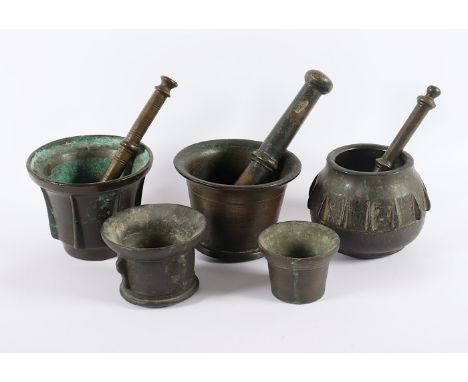 FÜNF MÖRSER, Bronze, teilweise mit Pistill, diverse Größen, Formen und Provenienzen, Dm bis 14,5, ca.18./19.Jh.