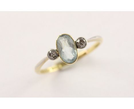AQUAMARIN-RING, 750/ooo Gelbgold und Platin, besetzt mit einem Aquamarin und zwei kleinen Diamanten von zusammen ca. 0,10 ct.