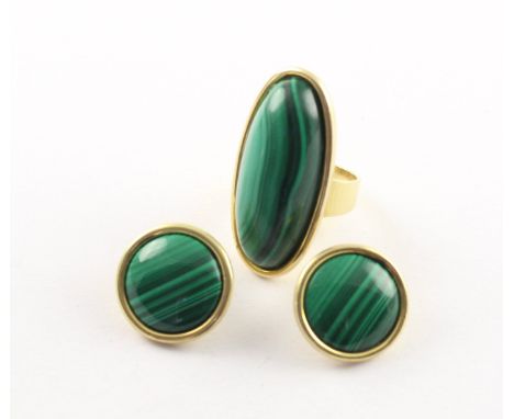 MALACHIT-PARURE, 585/ooo Gelbgold, bestehend aus Ring und Ohrsteckern, besetzt mit Malachitplättchen und einem Malachitcaboch