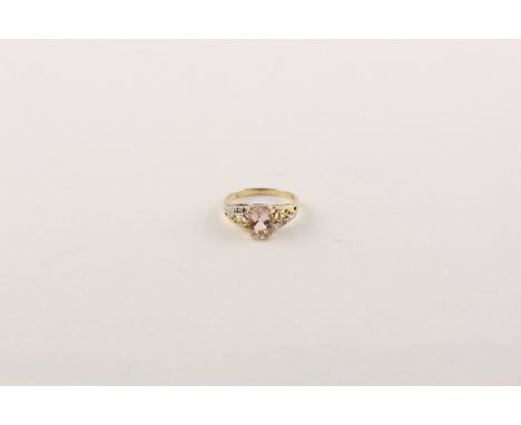 TURMALIN-RING, 375/ooo Gelbgold, roséfarbener Turmalin und kleine Diamanten, RG 50, 2,3g