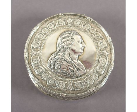 RUNDE DOSE, 835/ooo, innen vergoldet, Reliefdekor, auf dem scharnierten Deckel Portrait, Dm 9,5, 171g, DEUTSCH, 20.Jh.