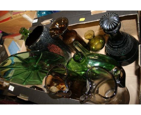 A TRAY OF MOSTLY GREEN GLASS TO INCLUDE TWO WAYNE HUSTED BOTTLES, MURANO STYLE BUBBLE VASE, WHITE FRIARS JUGS, BRISTOL GREEN 