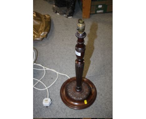 A VINTAGE MAHOGANY TABLE LAMP 