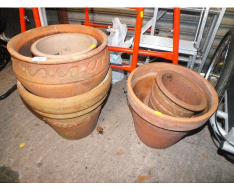 A QUANTITY OF CERAMIC PLANT POTS